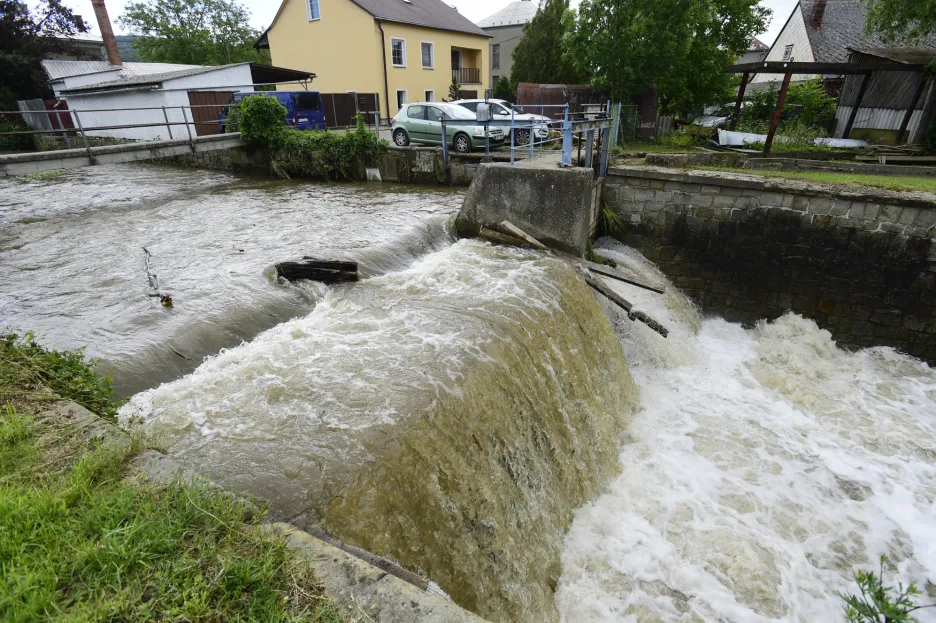 Likvidace následků povodní a pátrání po ženě z Oskvy