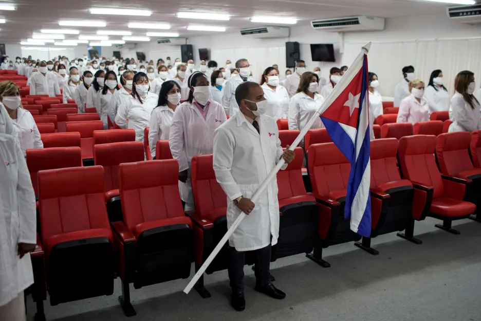 Kubánští zdravotníci pomáhají v boji proti onemocnění COVID-19 po celém světě