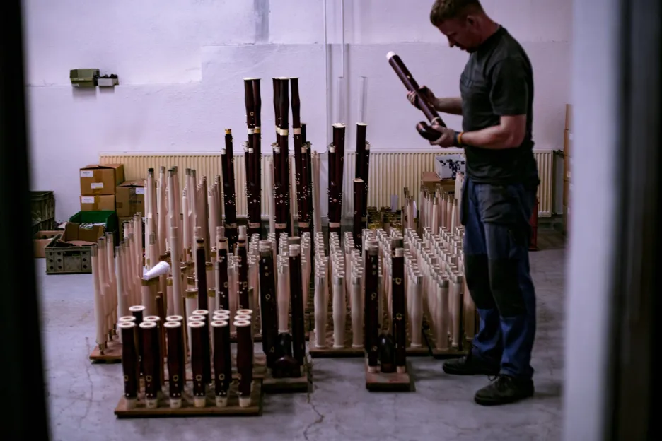Ruční výroba hudebních nástrojů v společnosti Amati -Denak v Kraslicích 