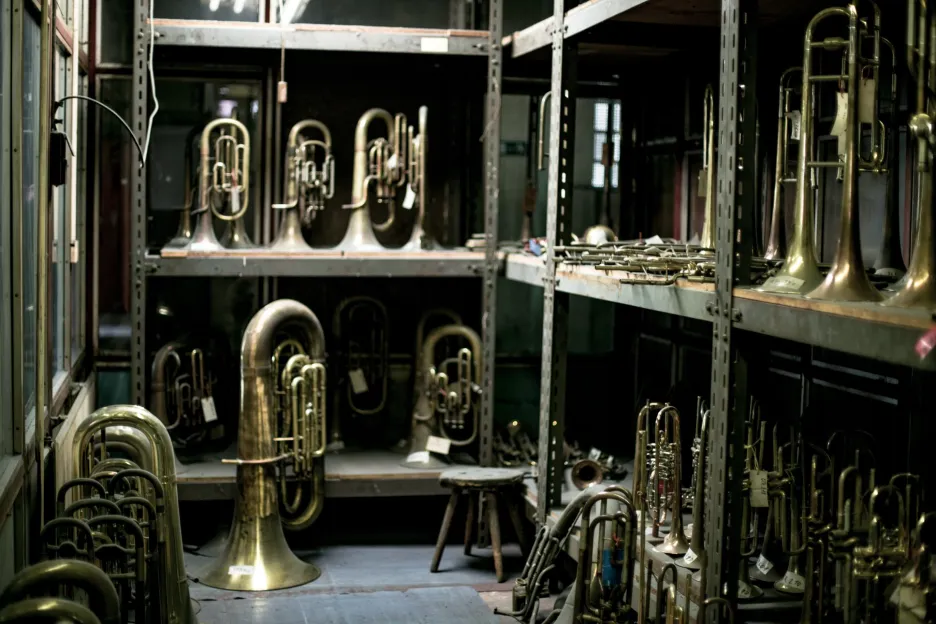 Ruční výroba hudebních nástrojů v společnosti Amati -Denak v Kraslicích 
