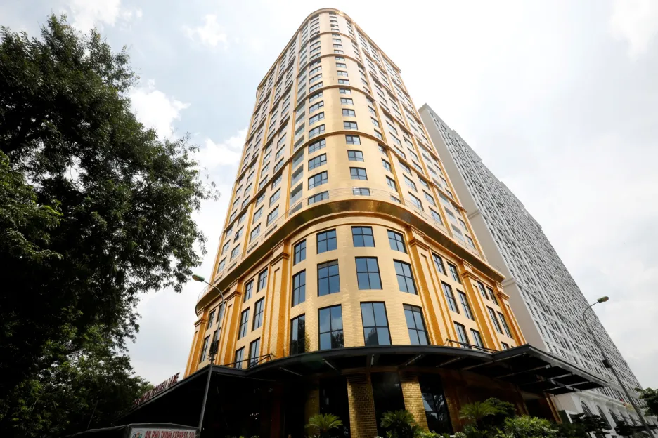 V hlavním městě Hanoji otevřeli hotel pro náročné klienty jehož exteriér i interiér je ze zlata  