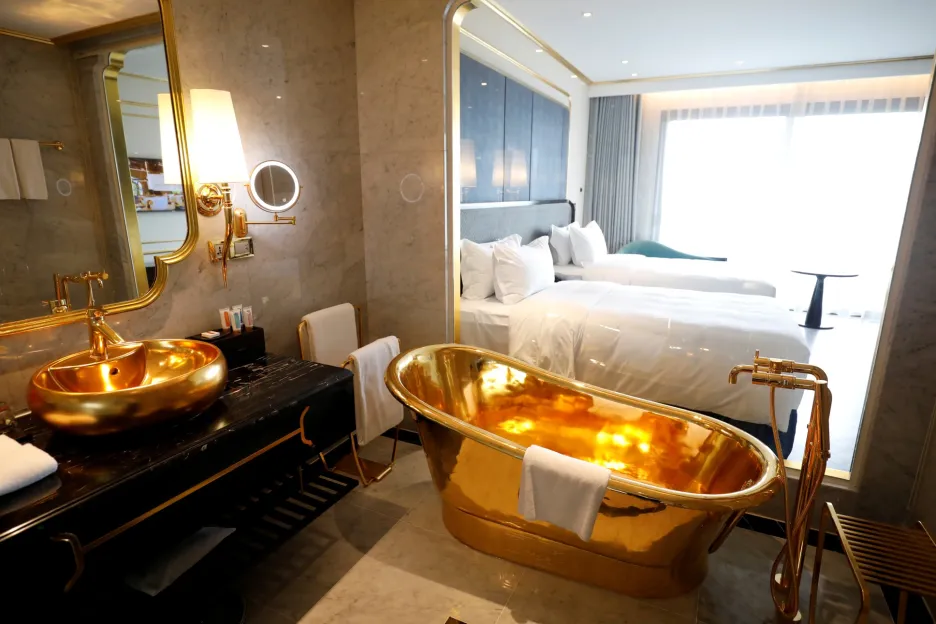 V hlavním městě Hanoji otevřeli hotel pro náročné klienty jehož exteriér i interiér je ze zlata  