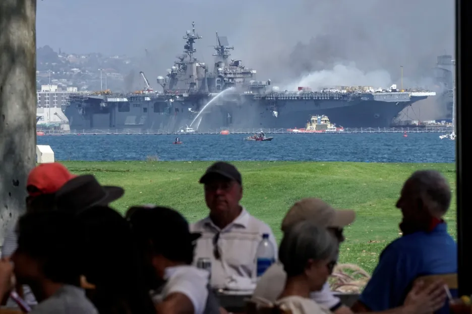Požár na americké vojenské lodi U.S.S. Bonhomme Richard 