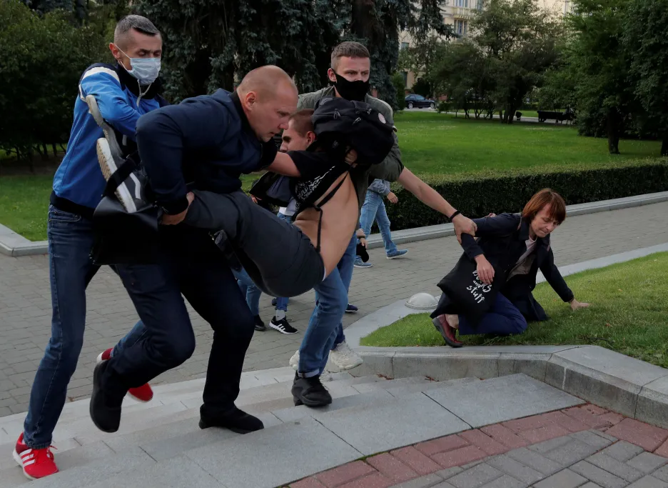 Policisté mimo jiné v civilu zadržují demonstranty po vyřazení opozičních kandidátů z běloruských voleb