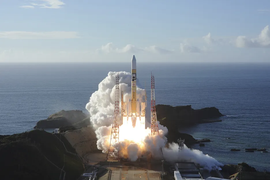 Start japonské kosmické rakety H-IIA s centra vesmírných letů Tanegashima. Raketa sebou nese monitorovací zařízení k planetě Mars  