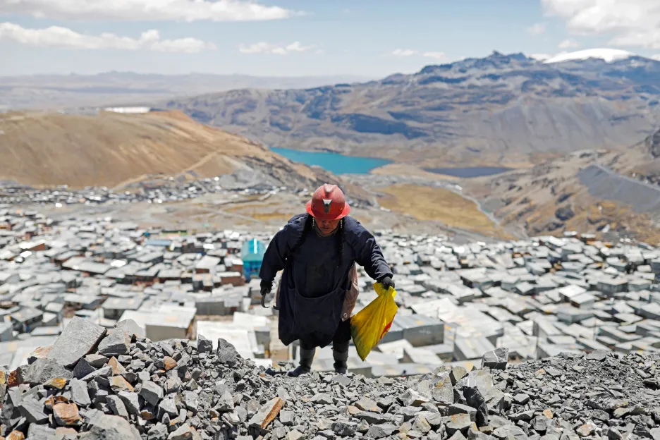 Sběrači zlata na úpatí andského ledovce v Peru 