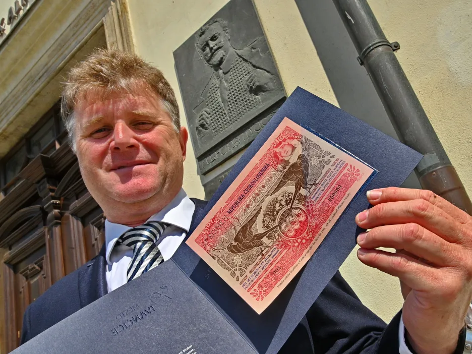Ke 160. výročí narození Alfonse Muchy vydaly Ivančice s ČNB bankovku podle umělcova návrhu