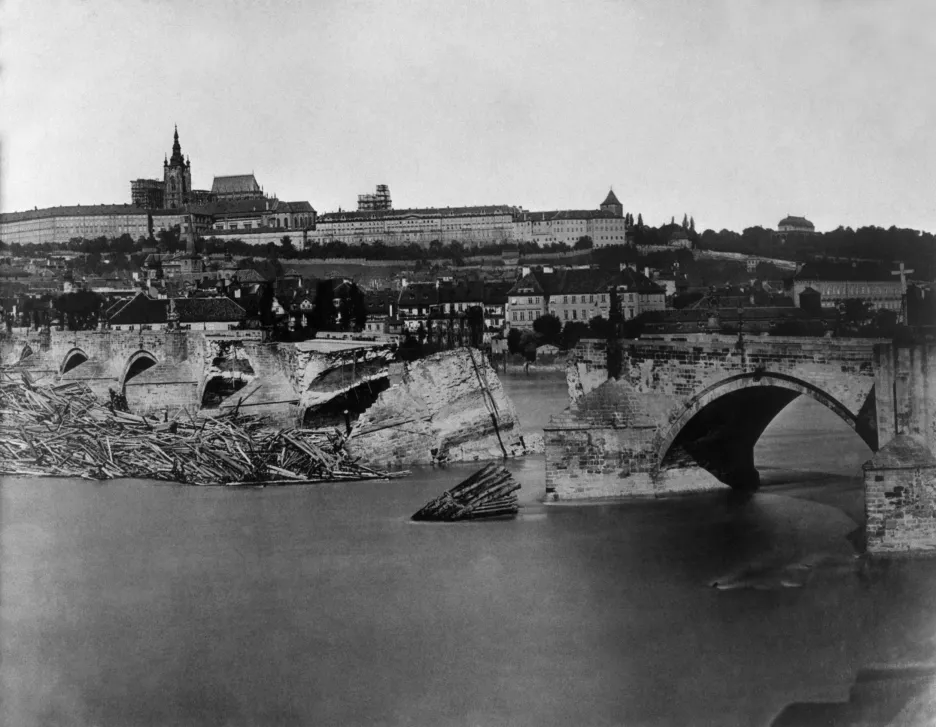 Povodeň v roce 1890 zdevastovala část Karlova mostu 