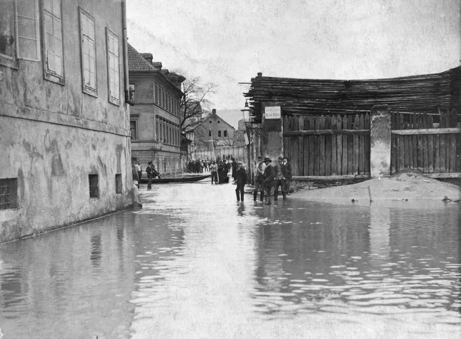 Povodeň v roce 1890 zdevastovala část Karlova mostu 