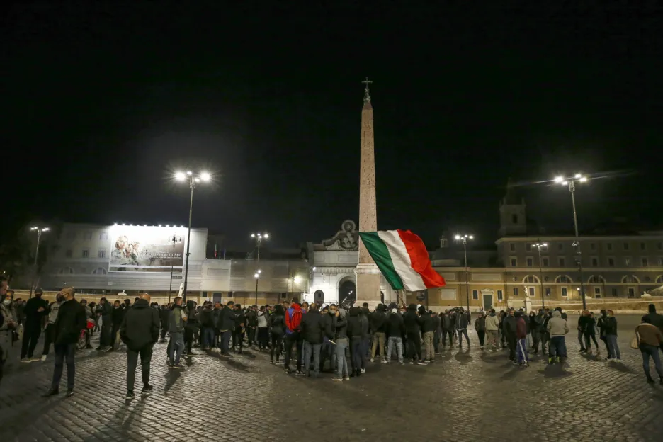 Při nočních potyčkách v Římě ale předtím utrpěli nejméně dva policisté zranění a nejméně deset demonstrantů bylo zadrženo.