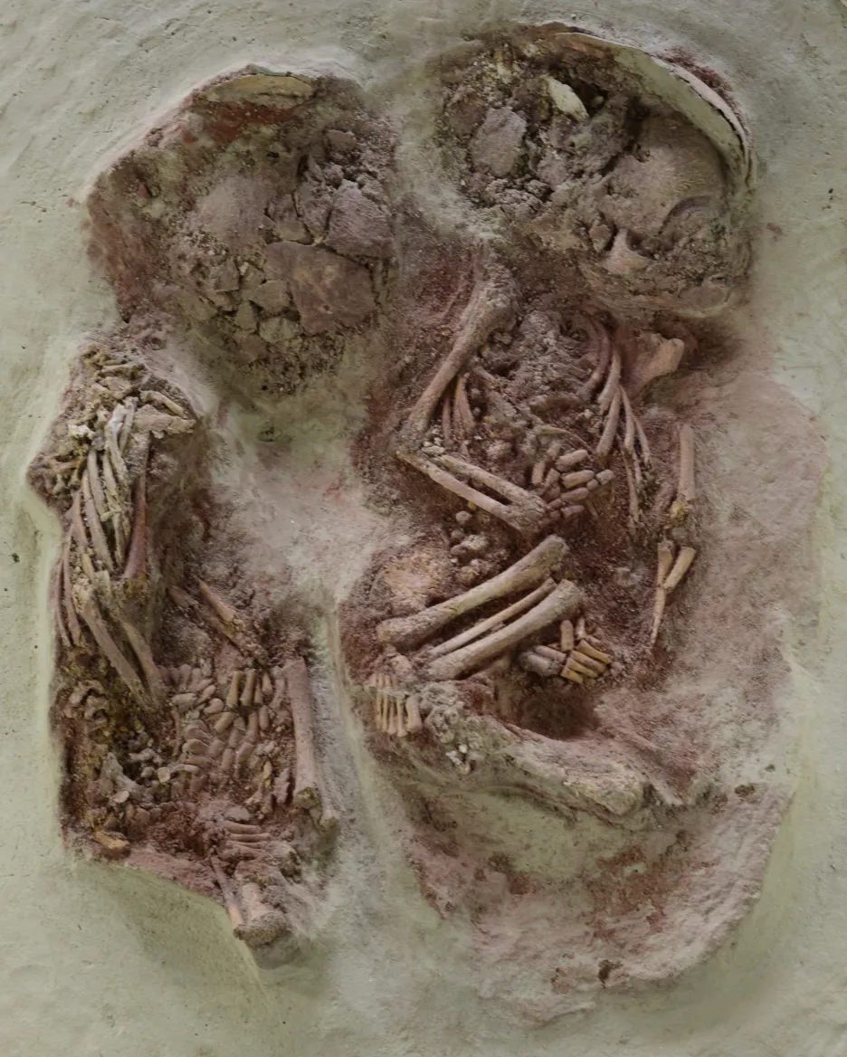 Rekonstrukce pravěkého hrobu dvojčat