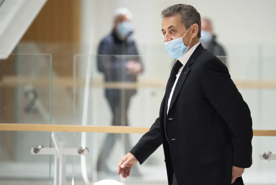 Sarkozy přichází k pařížskému soudu