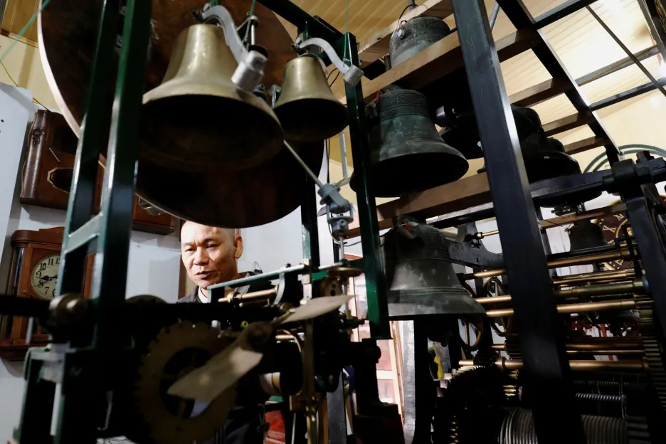 Vietnamec Pham Van Thuoc sestavil ve své zemi největší sbírku hodinových strojů z evropských-kostelních věží 