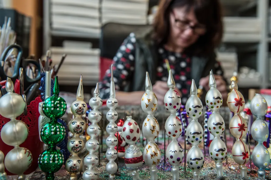 Ruční výroba vánočních ozdob z foukaných perel v Poniklé