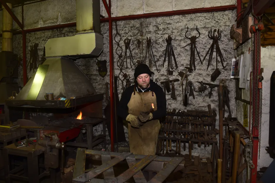 Umělecký kovář Jiří Jurda ve své přerovské dílně pokračuje ve výrobě kovového kříže, který bude na městském hřbitově v Lipníku nad Bečvou připomínat oběti první světové války