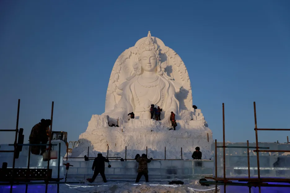 Stavba ledového města v čínském Charbinu 
