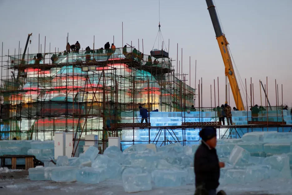 Stavba ledového města v čínském Charbinu 