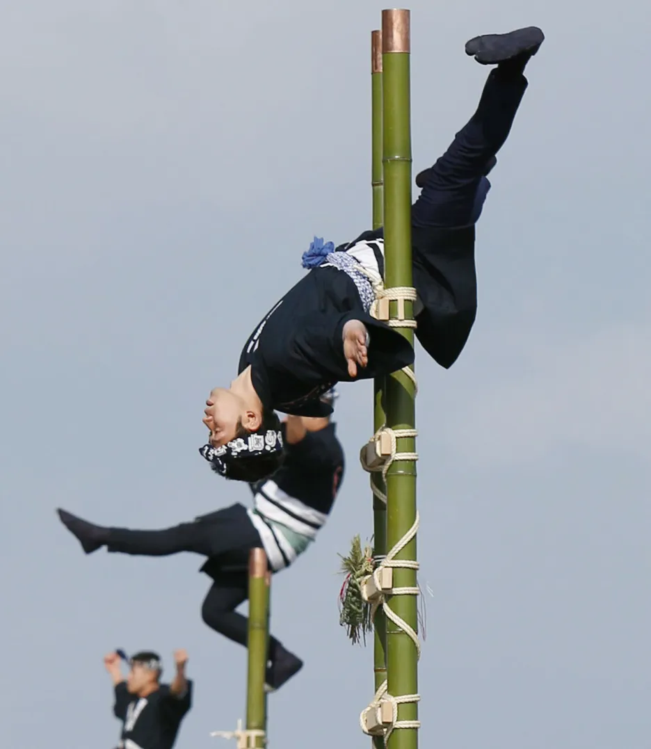 Speciální jednotka japonských hasičů předvedla své akrobatické umění během přehlídky v Tokiu 