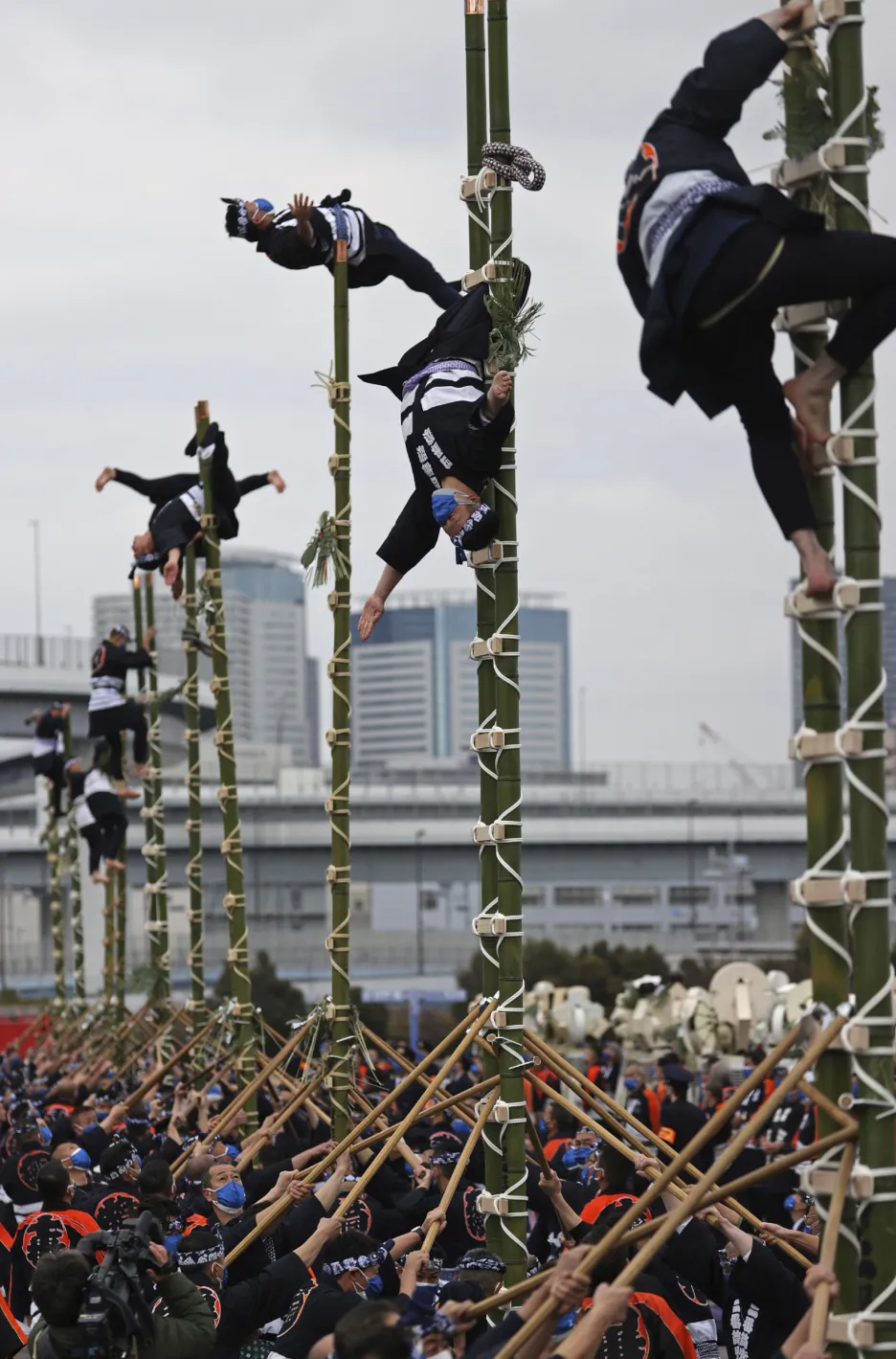 Speciální jednotka japonských hasičů předvedla své akrobatické umění během přehlídky v Tokiu 