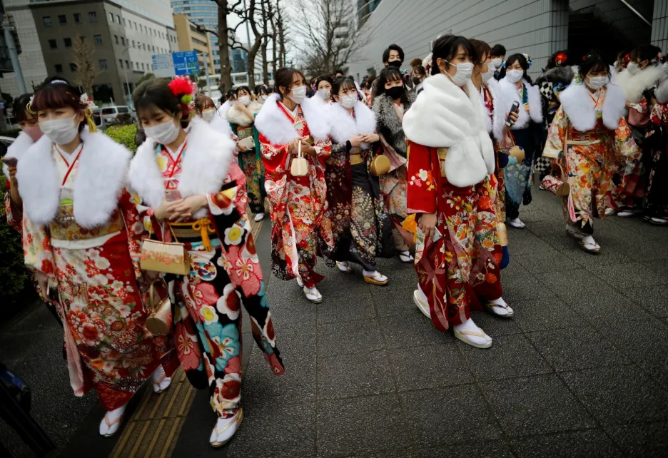 Mladí Japonci během státního svátku Dne dospělosti oslavují v ulicích města Jokohama