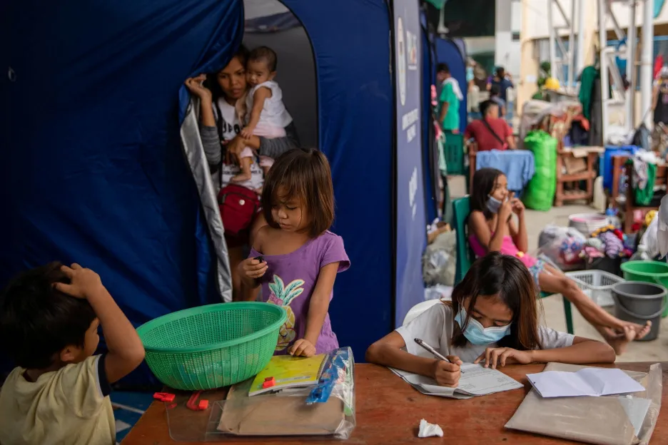 Distanční výuka na Filipínách je pro ekonomicky slabší rodiny náročná 