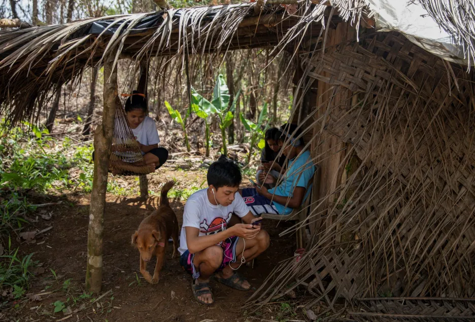 Distanční výuka na Filipínách je pro ekonomicky slabší rodiny náročná 