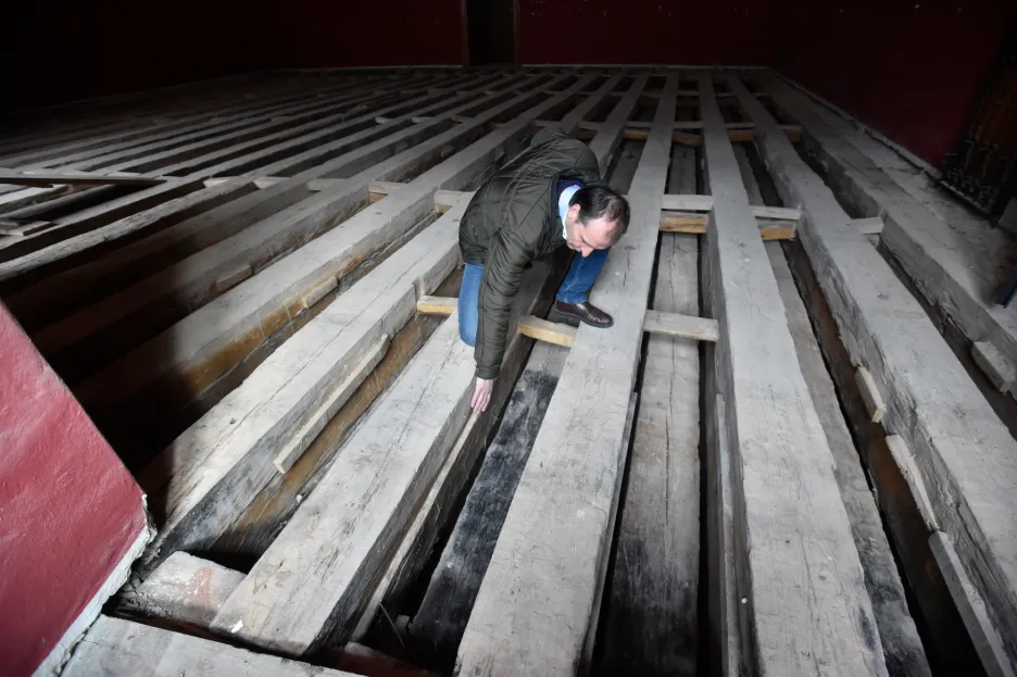 Řemeslníci odkryli konstrukci podlahy obrazárny kroměřížského zámku