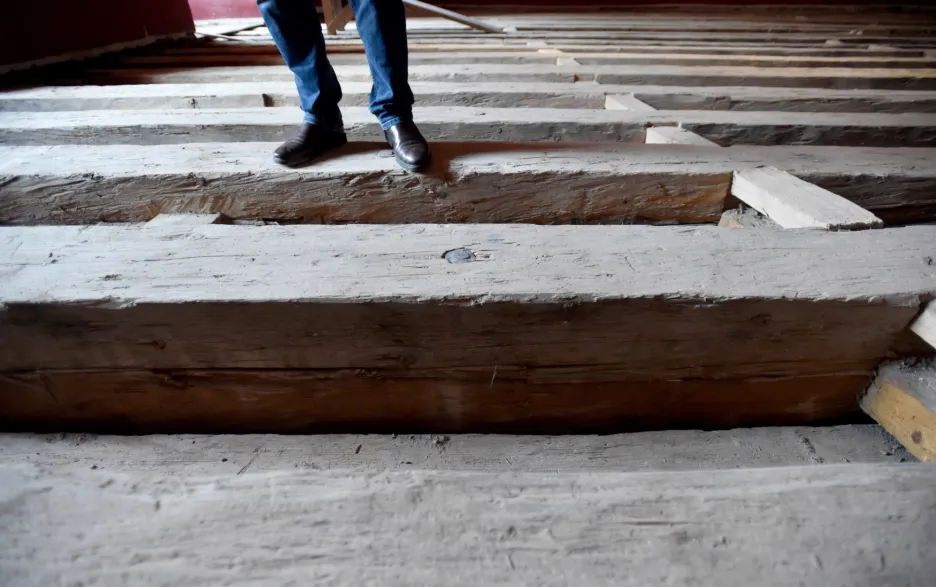 Řemeslníci odkryli konstrukci podlahy obrazárny kroměřížského zámku