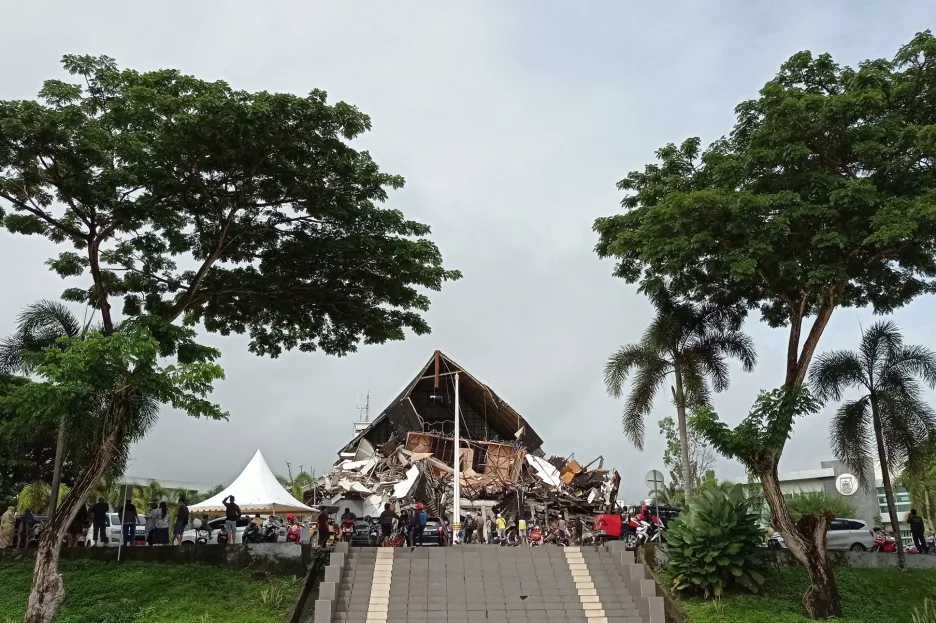 Zemětřesení v Indonésii v  části Západní Sulawesi, připravilo o život desítky obyvatel města Mamuju