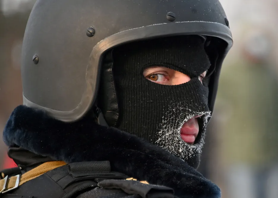 Policista na demonstraci za Navalného v Omsku