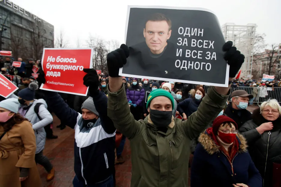 Nápisy „Nebojím se dědy v bunkru“ odkazující na Putina a „Jeden za všechny, všichni za jednoho“