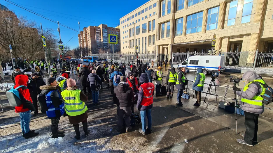 Shromáždění před budovou soudu, kde probíhá proces s Navalným