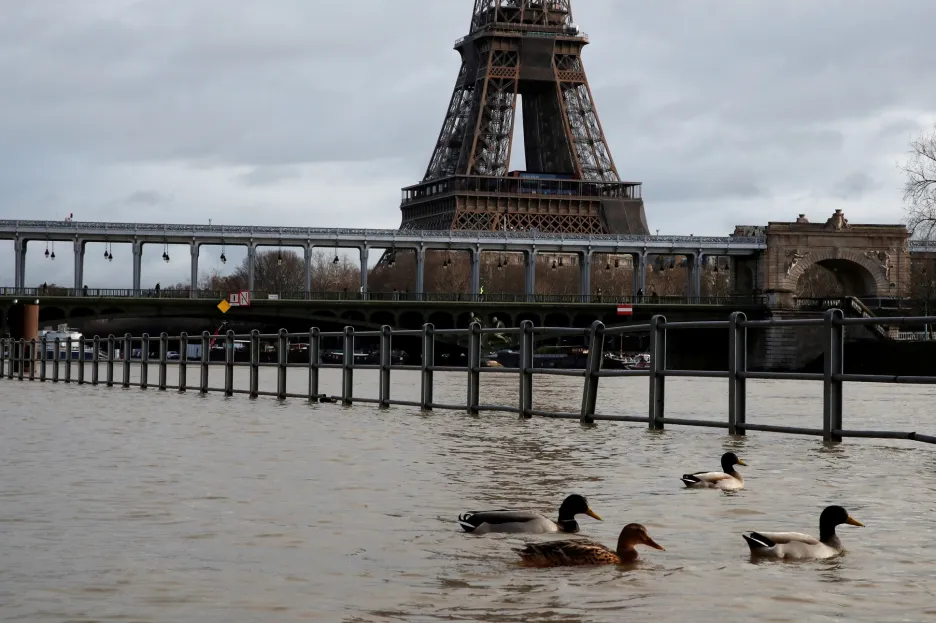 Řeka Seina se na několika místech vylila ze svého koryta. Záplavy postihly i hlavní město Paříž