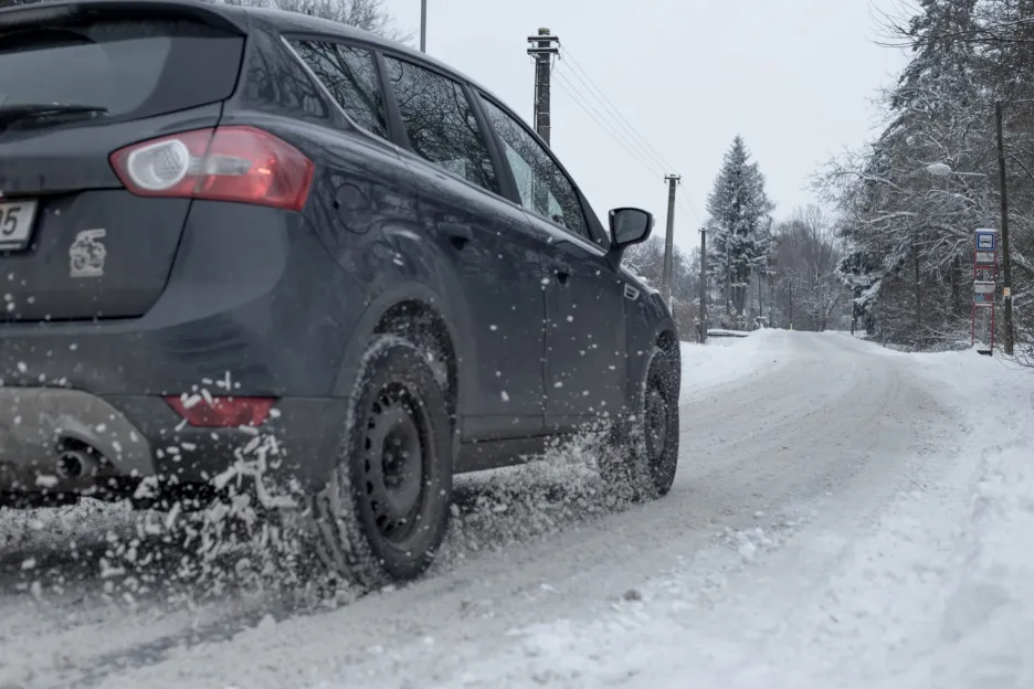 Sníh a ledovka komplikuje dopravní situaci ve Středočeském kraji 