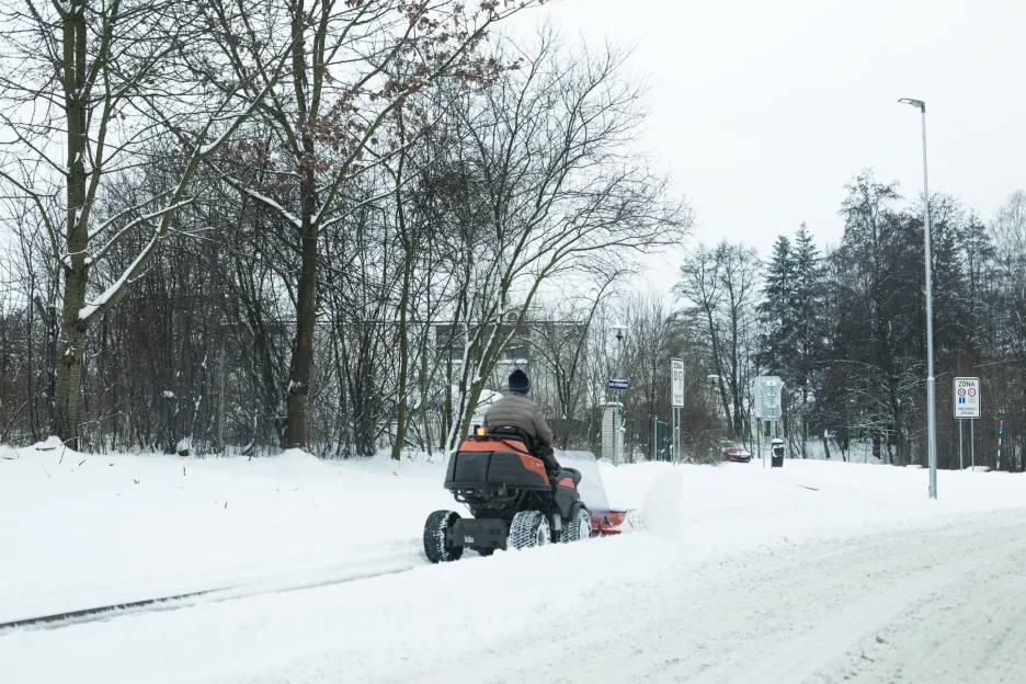 Sníh a ledovka komplikuje dopravní situaci ve Středočeském kraji 