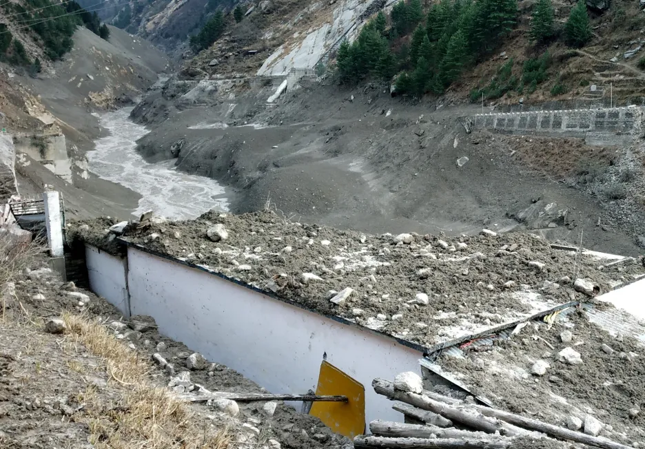 Členové záchranného týmu pracují na odstraňování škod po odtržení části  himalájského ledovce, který se zřítil do přehrady v severním části Indie zvané Uttarákhand