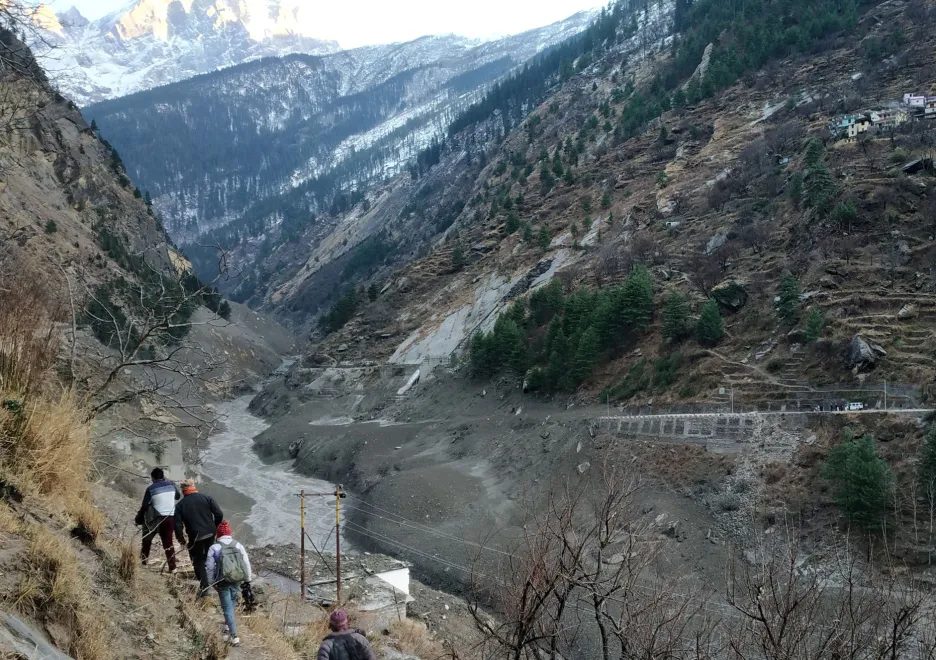 Členové záchranného týmu pracují na odstraňování škod po odtržení části  himalájského ledovce, který se zřítil do přehrady v severním části Indie zvané Uttarákhand