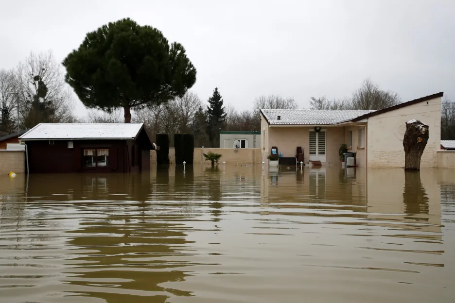 Francii trápí zvýšené hladiny řek Charente, Marna a Seina
