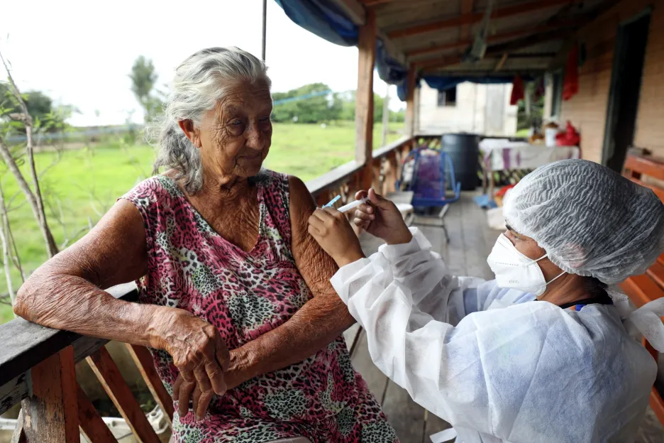 Očkování v Amazonii. Zdravotnicí se vydávají do divočiny očkovat místní obyvatelé Ribeirinhos, kteří žijí v povodí řeky Amazonky 