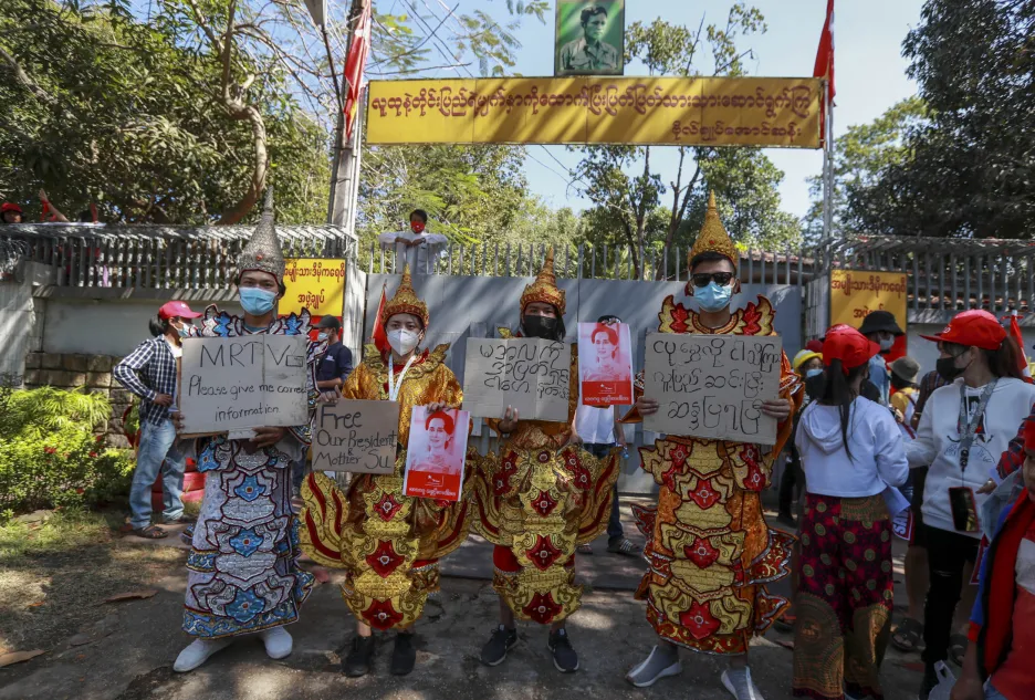 Protesty v Myanmaru pokračují již několik dní. Demonstranti se domnívají, že převzetí moci armádou nemůže být v demokratické zemi akceptovatelné 
