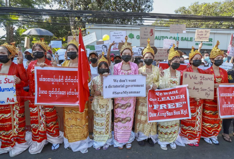 Protesty v Myanmaru pokračují již několik dní. Demonstranti se domnívají, že převzetí moci armádou nemůže být v demokratické zemi akceptovatelné 