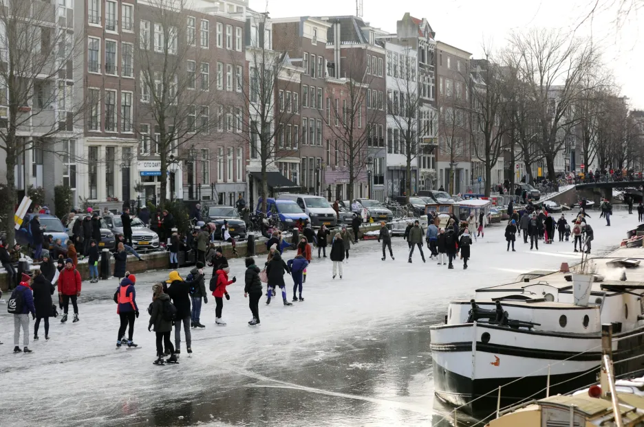 Ledem zamrzlé kanály si užívají bruslařští nadšenci v Nizozemí