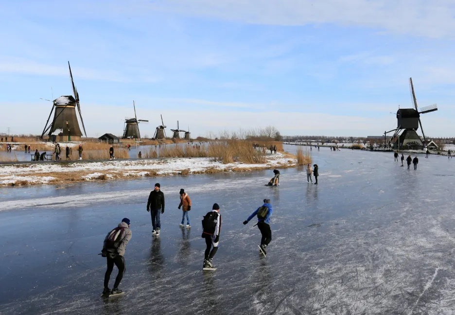 Ledem zamrzlé kanály si užívají bruslařští nadšenci v Nizozemí