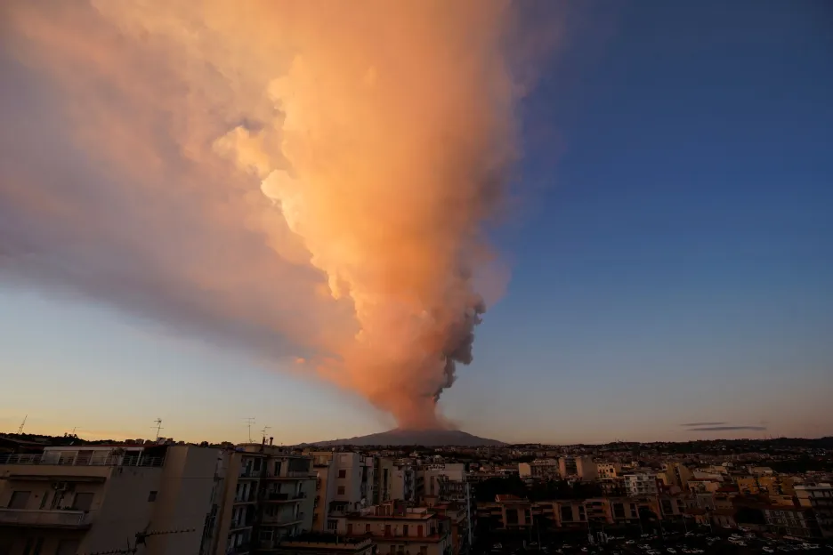 Etna chrlí kouř a lávu
