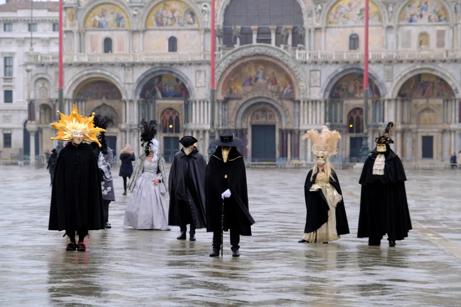 Benátky, město masek karnevalových i těch ochranných