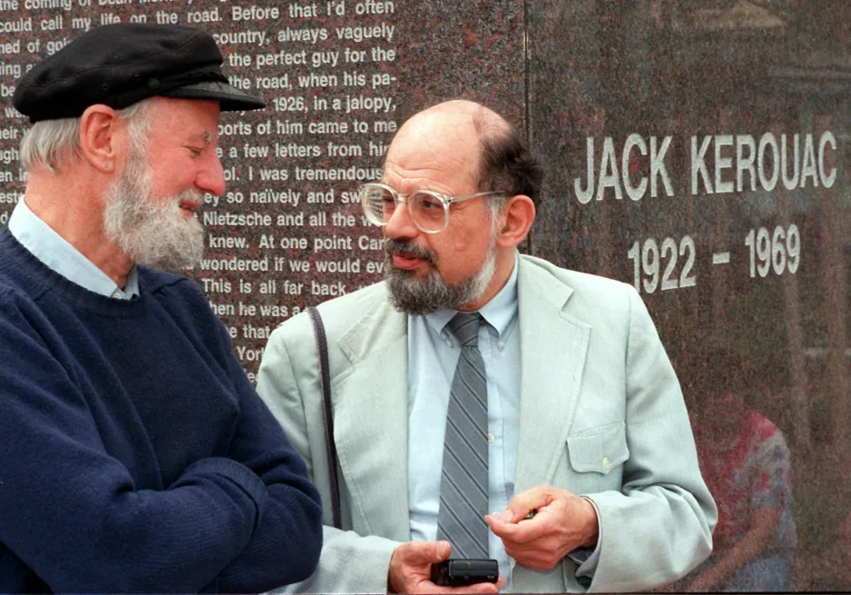 Básník Lawrence Ferlinghetti (vlevo) a spisovatel Allen Ginsbergh během vzpomínkové akce na Jacka Kerouaca. 
