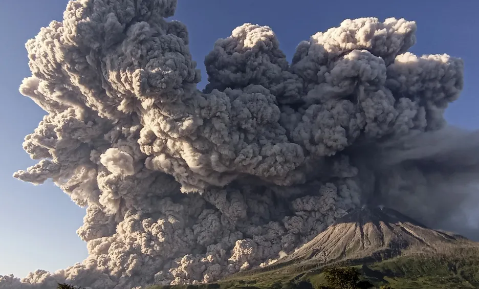 Indonéská sopka Mount Sinabung chrlí horký popel do výšky pěti kilometrů