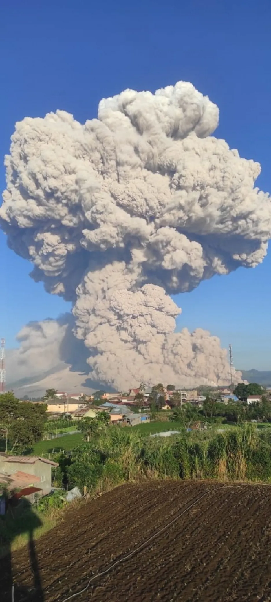 Indonéská sopka Mount Sinabung chrlí horký popel do výšky pěti kilometrů