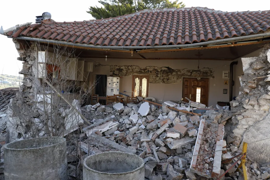 Střední Řecko zasáhlo zemětřesení. Následky ukazují fotografie z vesnice Damasi u města Larisa  