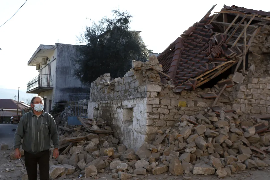 Střední Řecko zasáhlo zemětřesení. Následky ukazují fotografie z vesnice Damasi u města Larisa  